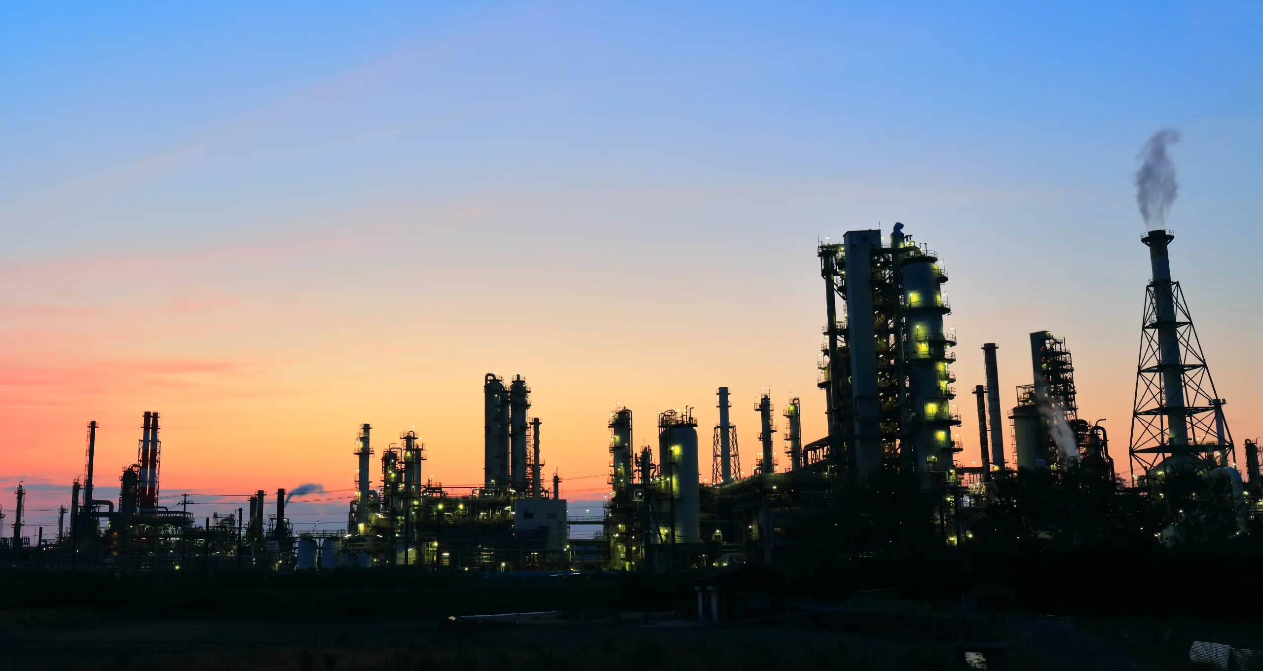 夕焼けに映る工場の画像