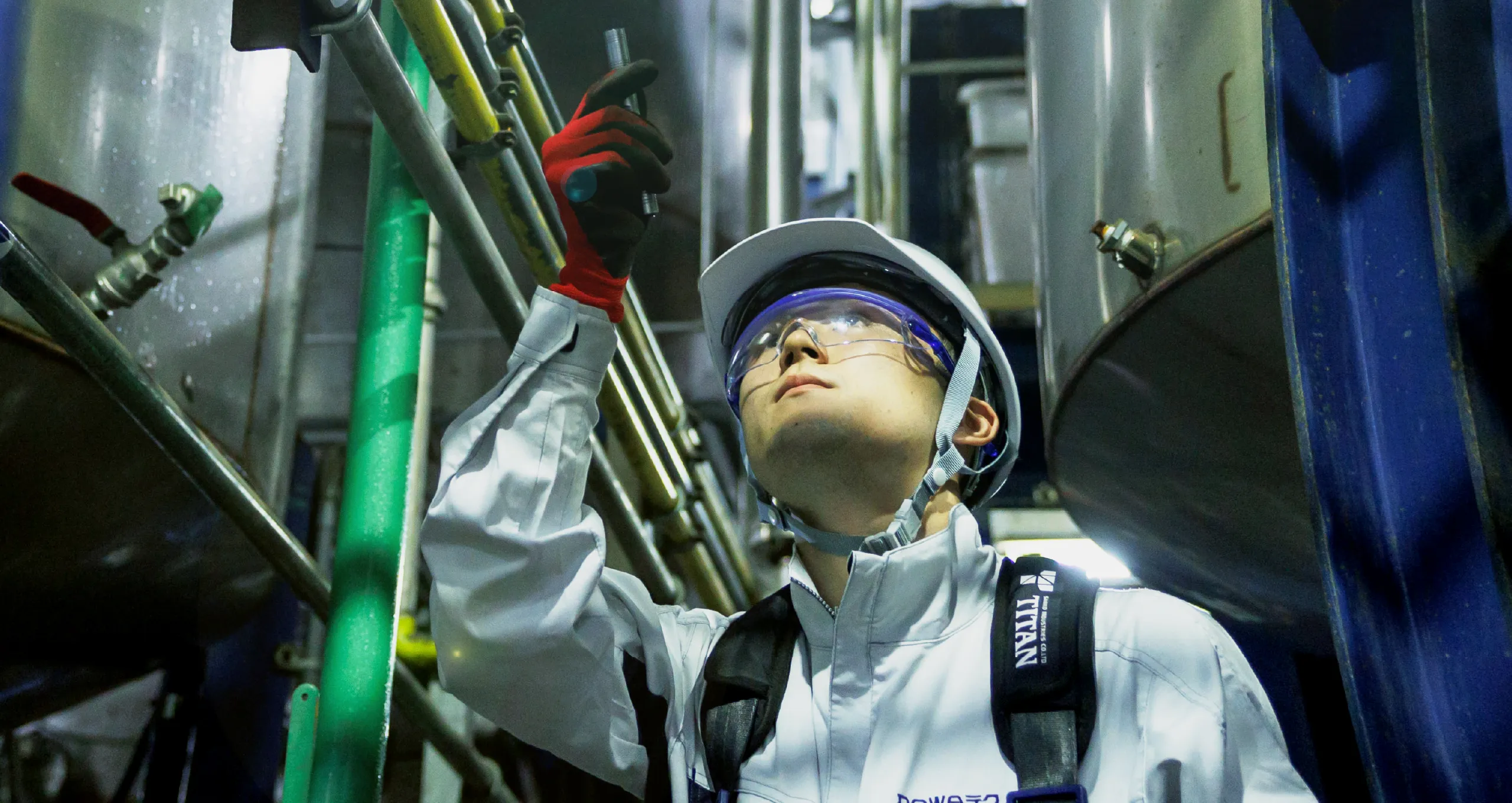 工場内で作業している画像